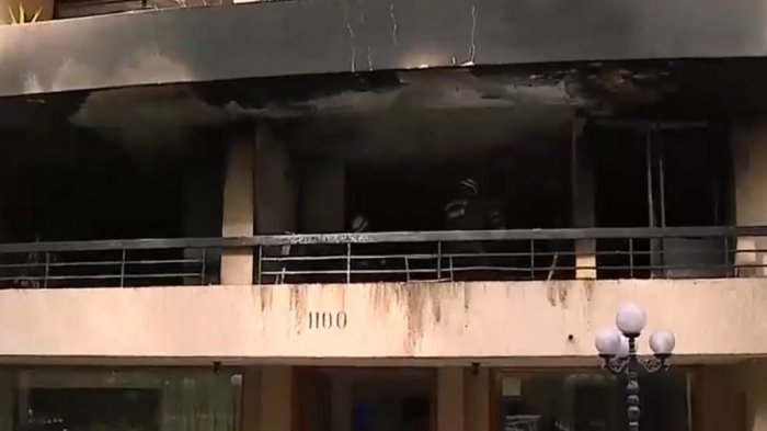 Las Condes: Matrimonio de adultos mayores falleció tras explosión en su departamento