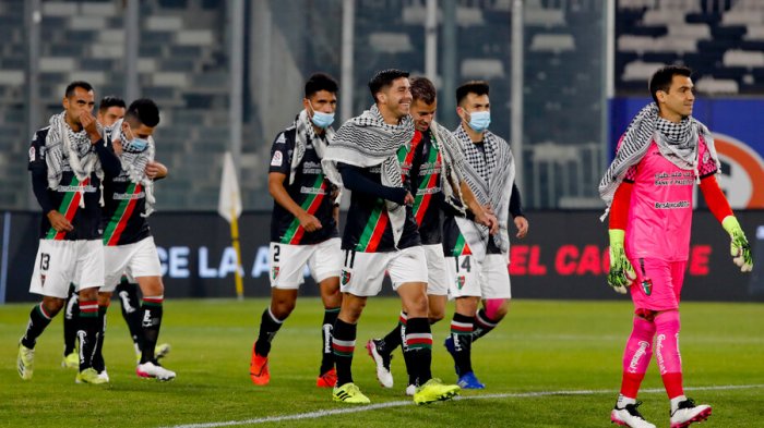 Con pañuelo incluido: El aplaudido homenaje de Palestino a las víctimas de Jerusalén