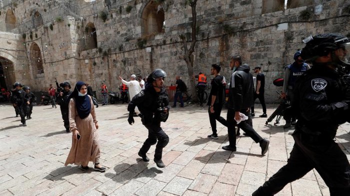 Más de 200 palestinos resultan heridos tras choques con la policía israelí en Explanada de las Mezquitas