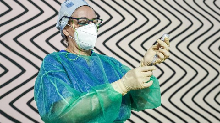 Por error le inyectaron a enfermera italiana 6 dosis de la vacuna contra el COVID-19