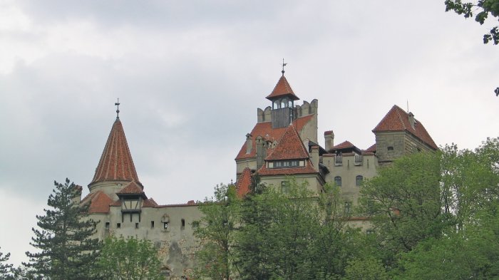 Sólo para valientes: Castillo de Drácula ofrece vacunas contra el COVID-19 a quienes se atrevan a visitarlo