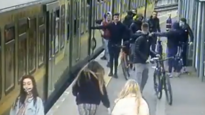 Cayó a las vías: Captan a grupo hombres agrediendo a una joven que tomaba el metro en Dublín