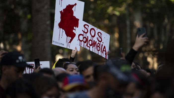 Gobierno culpa a los manifestantes: Colombia enfrenta desabastecimiento de alimentos y combustible