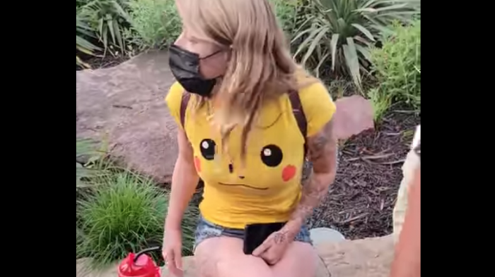 Mujer fue echada de un parque de diversiones junto a su hija por usar 