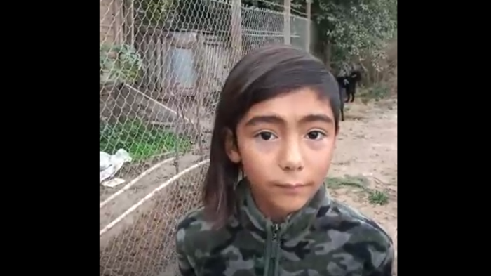 Niño de 10 años se conecta a la intemperie para tener internet y asistir a clases online: Pide volver al colegio