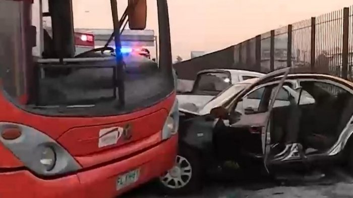 Robaron bus del Transantiago, chocaron con dos autos e intentaron quemar la micro