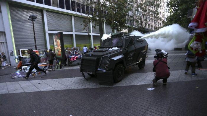 Nuevo protocolo de Carabineros para el orden público: Menos gases lacrimógenos, más cámaras de video