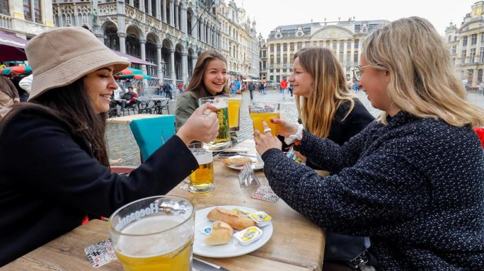 OMS llama la atención a países que desincentivan usar mascarillas tras vacunación