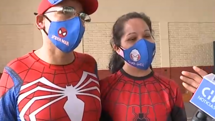 La Florida: Pareja de votantes llegó disfrazada de Spiderman para emitir su sufragio