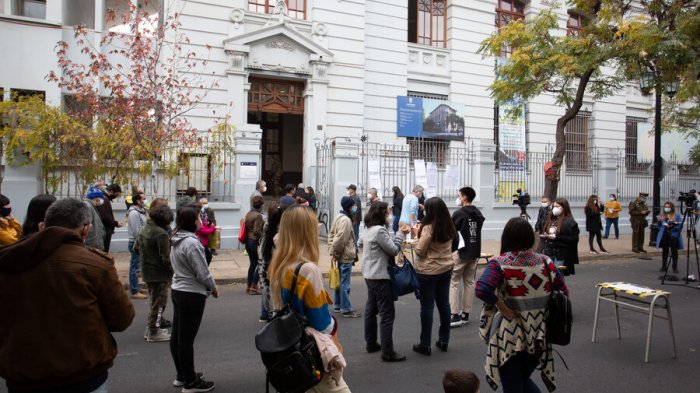 Pareja de adultos mayores esperó 4 horas para votar en el Liceo de Aplicación