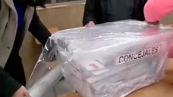 Urnas fueron selladas con papel alusa en local de votación de La Reina