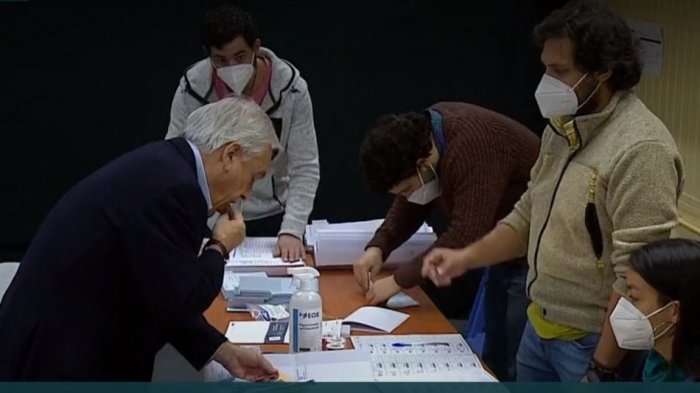 Piñera y el adhesivo: Mira las reacciones que dejó en redes sociales el insólito momento