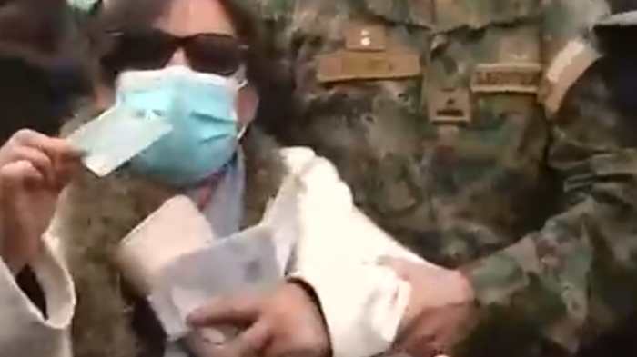 Mujer fue detenida por fotografiar su voto en el Estadio Monumental: Acusó que este venía marcado