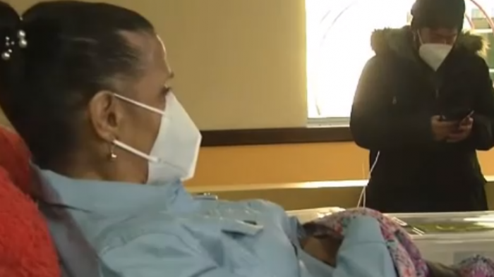 No hay excusas: Mujer fue a sufragar en camilla hasta su lugar de votación en Temuco