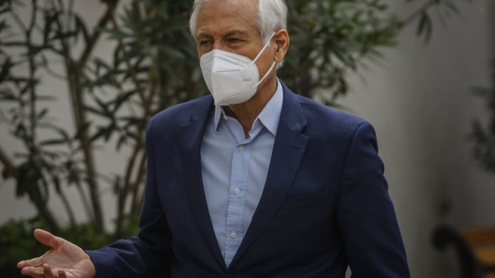 Continúan los remezones: Heraldo Muñoz bajó su candidatura presidencial y entregó apoyo a Narváez