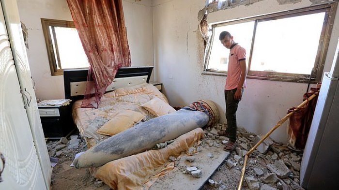 Misil israelí impactó una casa en Gaza y aterrizó sin estallar en una cama de dos plazas: Fue retirado con grúa
