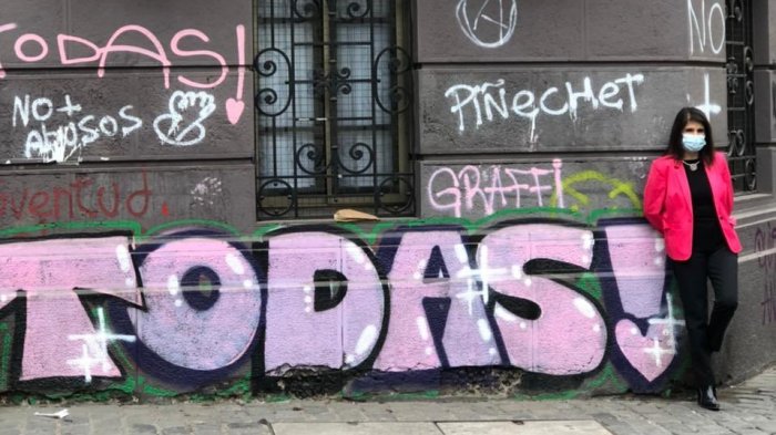 Paula Narváez desata ola de comentarios tras fotografiarse junto a un graffiti con consignas feministas