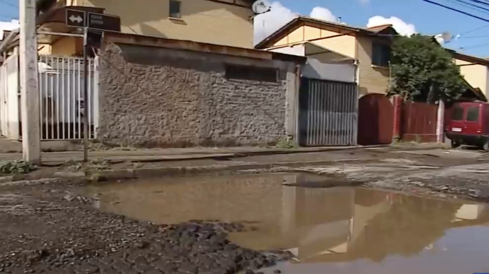 Autos y micros quedan atrapados: Vecinos de Maipú reclaman sobre evento de casi 40 cm de profundidad