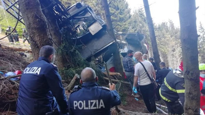 Al menos 12 muertos tras caída de un teleférico en Italia