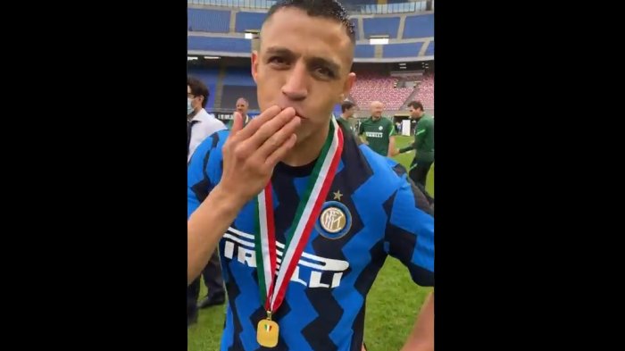 El festejo de Alexis con la copa tras el título del Inter: Se lo dedicó a Chile y a su familia