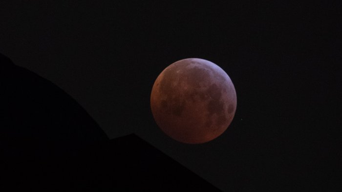 Cómo y cuándo ver la esperada Luna de Sangre desde Chile