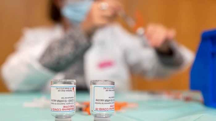 Vacuna contra el COVID-19 de Moderna sería segura y eficaz en adolescentes, según ensayo