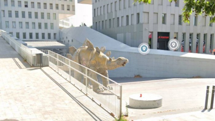 Hombre fue encontrado sin vida dentro de una de las patas de un dinosaurio decorativo