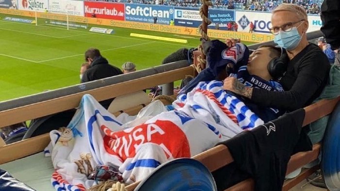 Conmovedor: Hincha gravemente enfermo logró observar en el estadio el ascenso de su equipo en Alemania