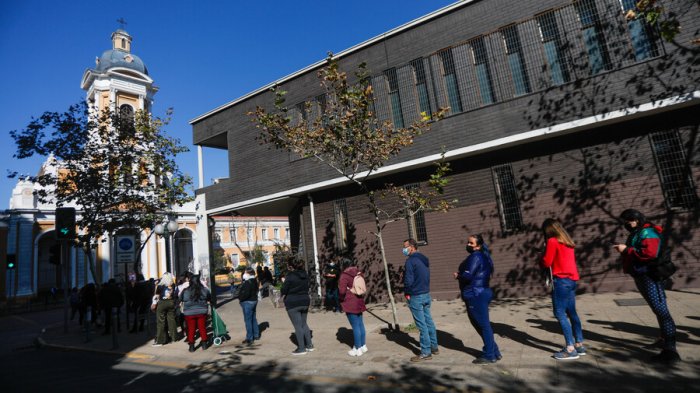 Largas filas por vacunación contra COVID-19: Treintañeros tienen un 42% de rezago