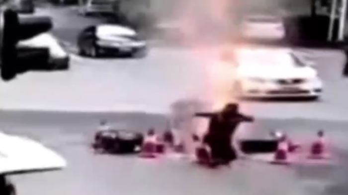 El momento exacto en el que obreros se salvaron tras una enorme explosión en plena calle