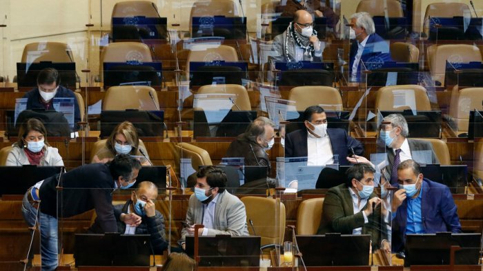 Se va a ley: Cámara aprobó proyecto que da media jornada laboral para ir a vacunarse