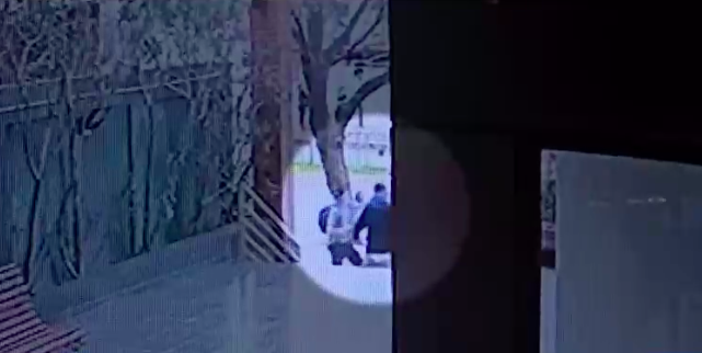 No es el primer altercado: Vecino denuncia violenta agresión de patinadores en frontis de edificio en Ñuñoa