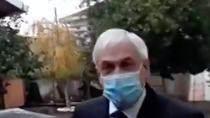 Tuvo que abandonar la misa: Piñera fue increpado por familiar de carabinero muerto en Collipulli