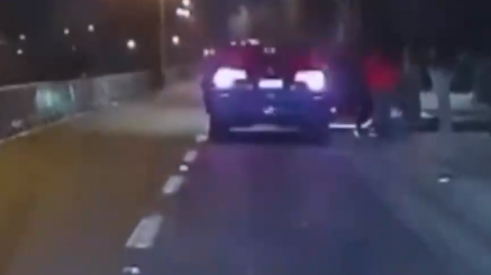 Evadió encerrona con arriesgada maniobra: Retrocedió en reversa para entrar a la carretera contra el tránsito