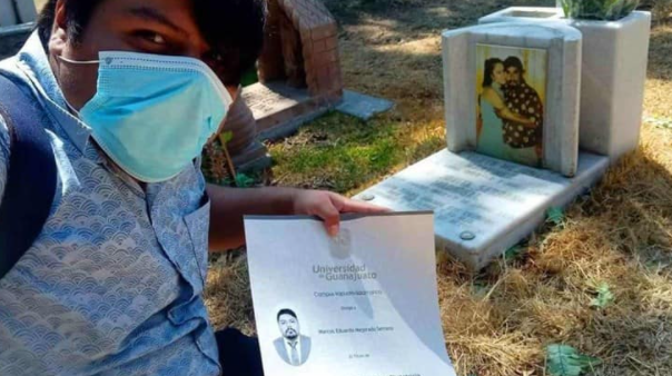 Joven se graduó tal como se lo prometió a sus padres: Fue al cementerio a compartir su título