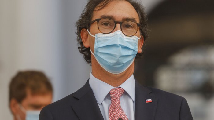 Ministro Figueroa evalúa suspender la subvención de colegios municipales que no regresen a clases presenciales