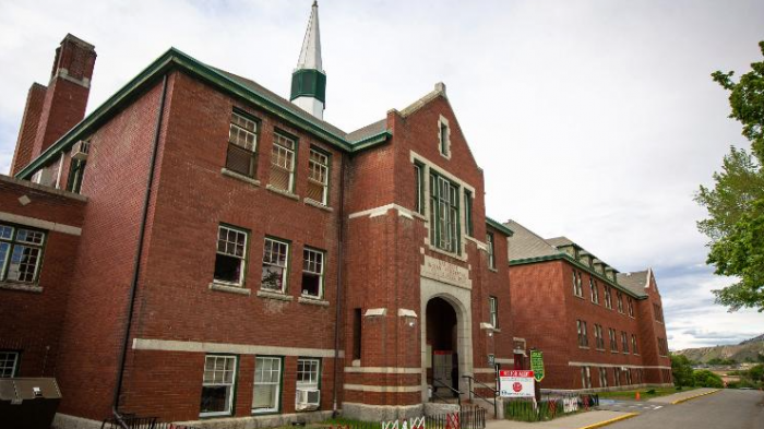 Horrendo hallazgo: Encuentran 215 cuerpos de niños enterrados en una escuela residencial de Canadá