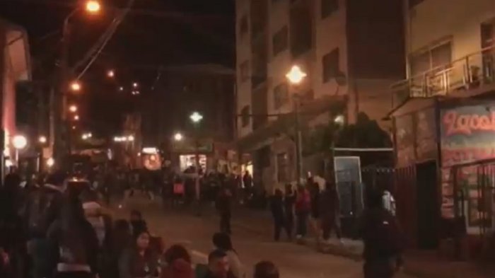 Más de 200 personas participaron en masiva fiesta callejera en Valparaíso durante el toque de queda