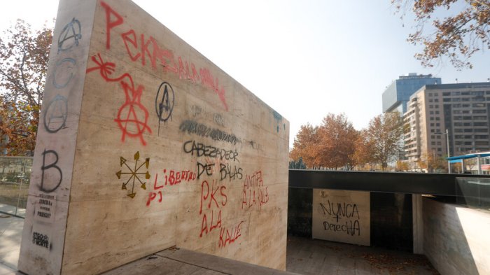 Joven empujado al Mapocho por carabinero fue detenido por dañar memorial de Jaime Guzmán