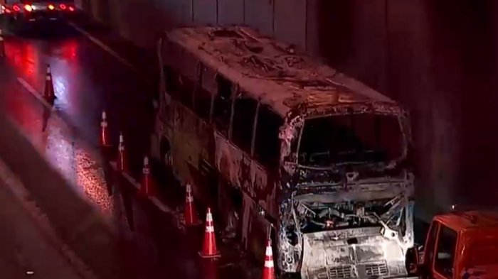 Una falla eléctrica al interior de bus terminó con el vehículo quemado en Vespucio Norte