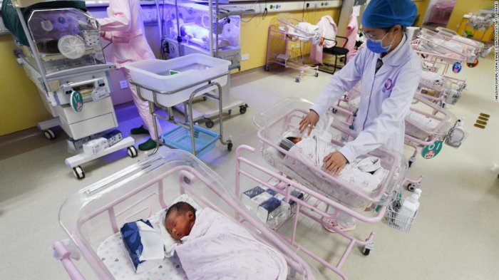 Nueva política de tres hijos en China genera alza en acciones de compañías que venden productos para bebés