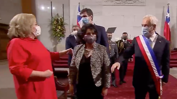 El momento exacto en que Sebastián Piñera casi toma la mano de Yasna Provoste por error