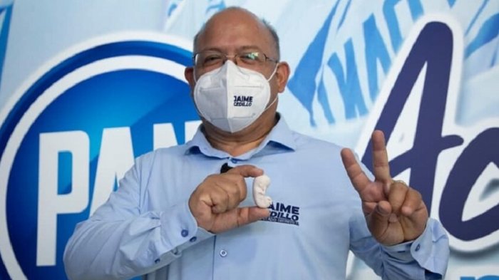 Un candidato mexicano antiaborto reparte figuras de fetos para hacer campaña