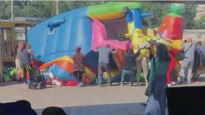 Un castillo inflable voló por los aires y dejó a dos niñas gravemente heridas