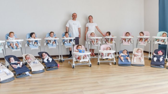 Quieren llegar a 100: Pareja tuvo 20 hijos en un año mediante embarazos asistidos