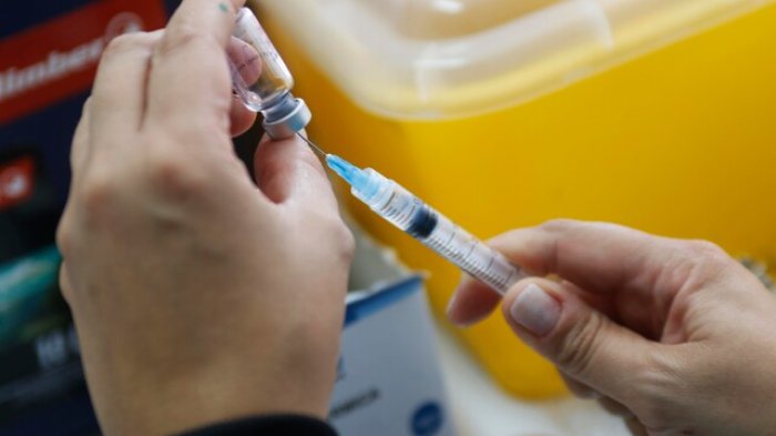 Si recibí una dosis contra el COVID-19, ¿cuándo me puedo vacunar contra la influenza?