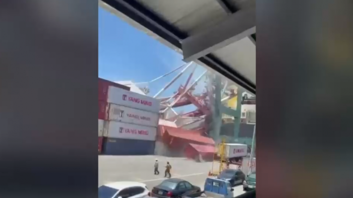 Grúa se desplomó en puerto de Taiwán y dejó al menos un lesionado
