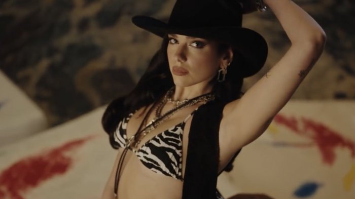 Sobre un toro mecánico y a lo cowgirl: Así es el nuevo video de Dua Lipa