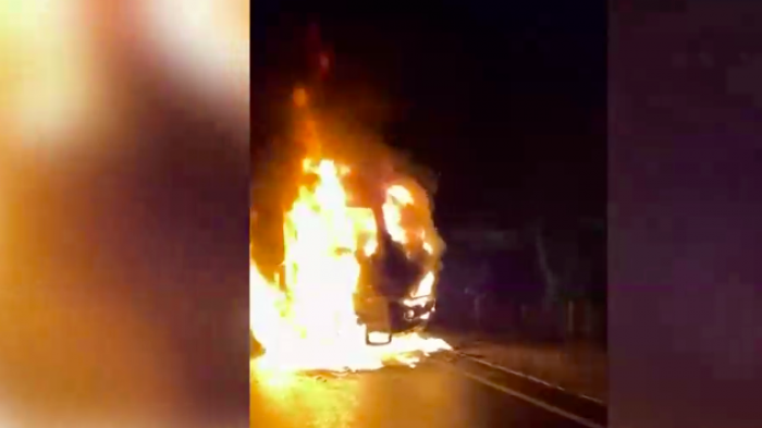 La Araucanía: Ataque incendiario terminó con una casa, un galpón y dos camiones completamente quemados