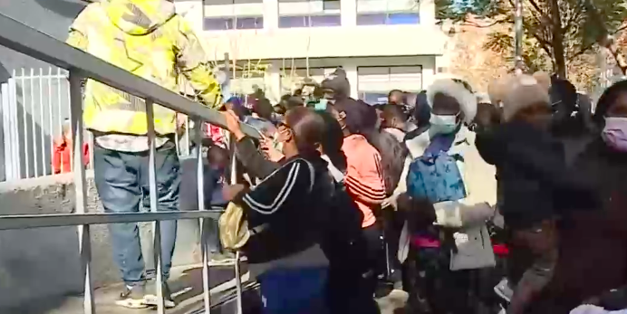 Entre 700 y 1.000 ciudadanos haitianos: Caótica situación se vio en sucursal del Registro Civil en Santiago